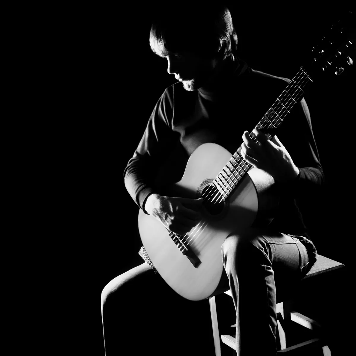 Guitariste classique en contre-jour