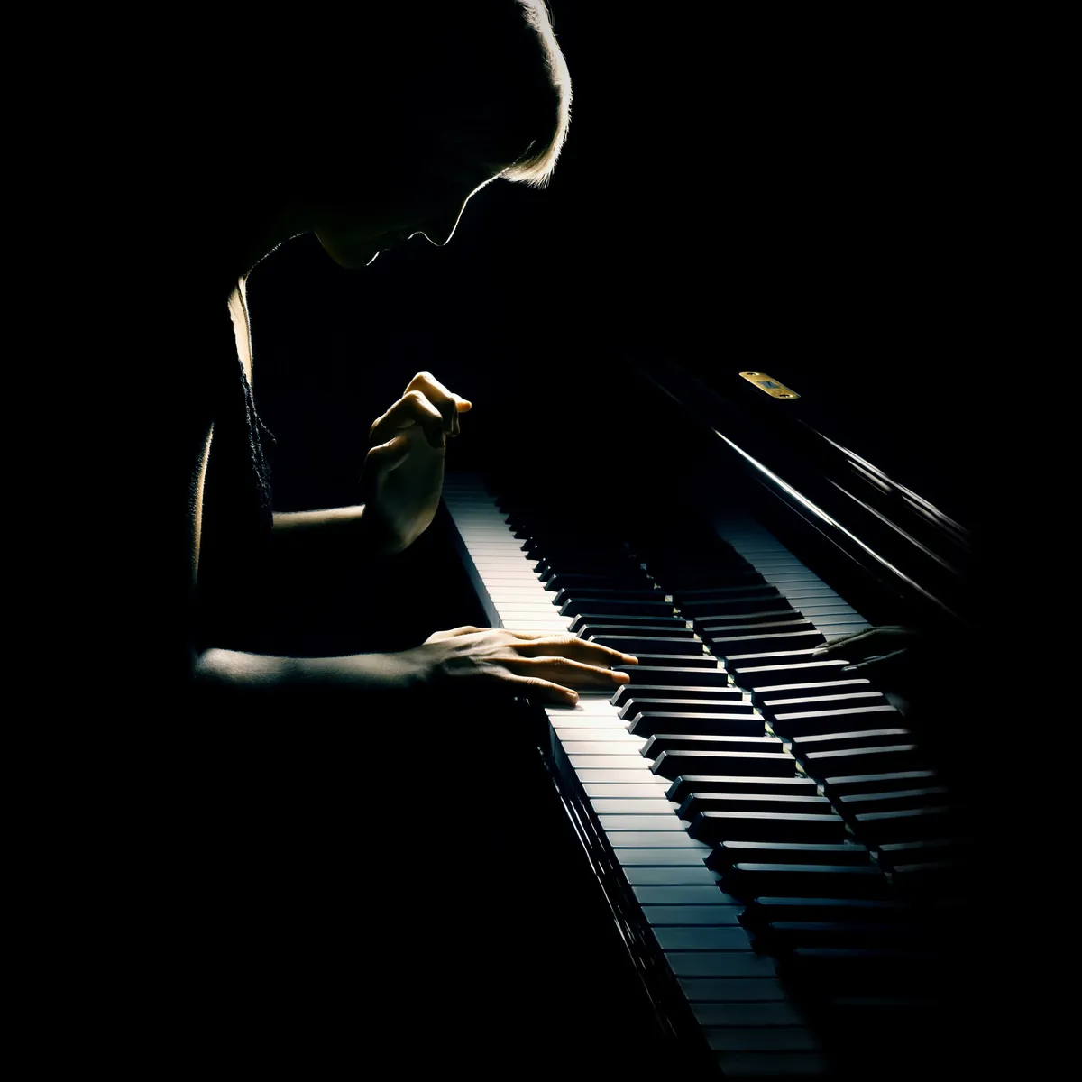 Pianiste dans la pénombre