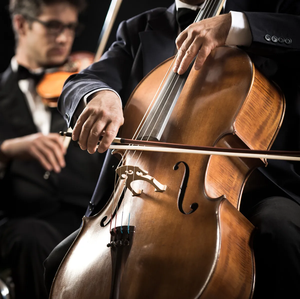 Violoncelliste en concert, archet sur les cordes